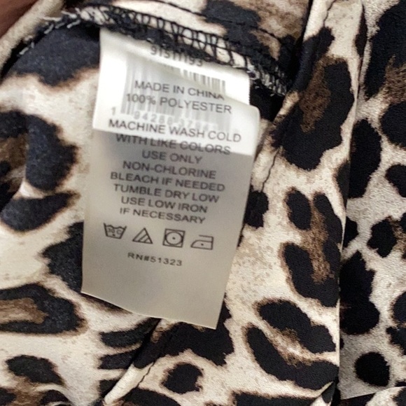 Vince Camuto Blouse V Neck Animal Print Size Small - Picture 6 of 6